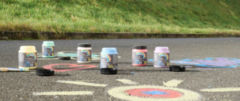 Bucurați-vă de vară alături de copii cu cretă colorată pentru trotuare